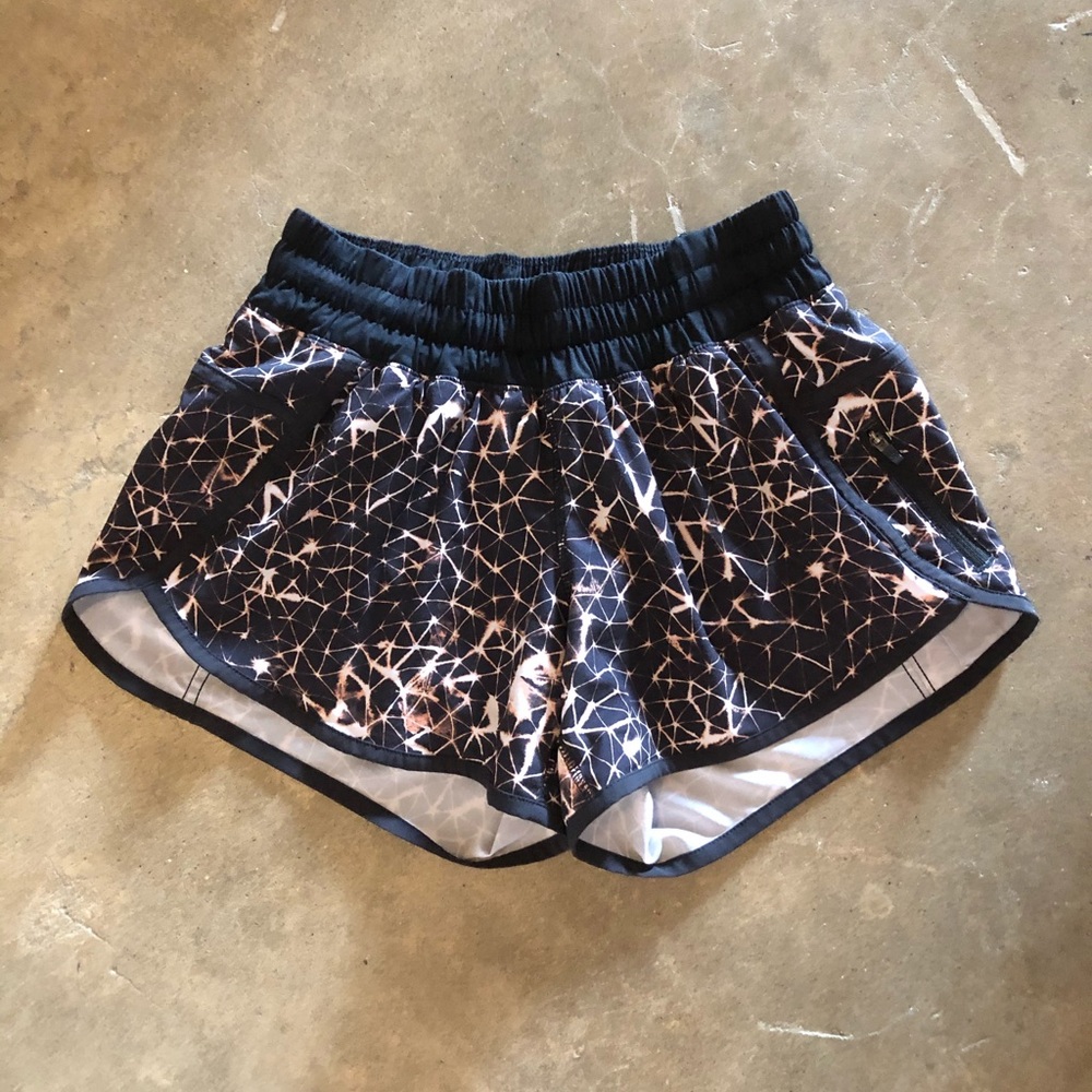 Lululemon size 4 tracker short 4” black geometric